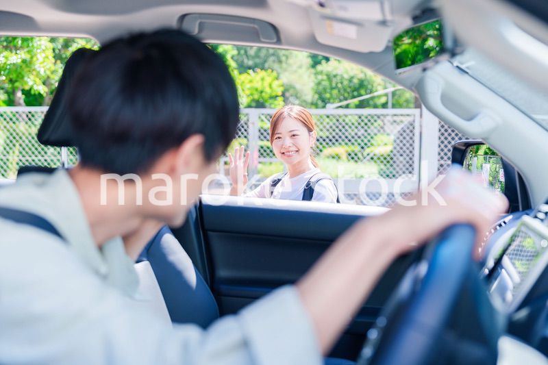 車で妻を送る若い夫