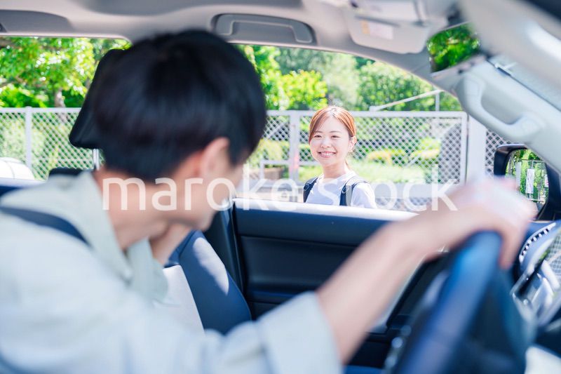 車で妻を送る若い夫