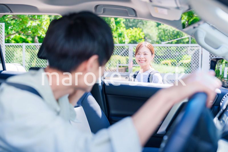 車で妻を送る若い夫