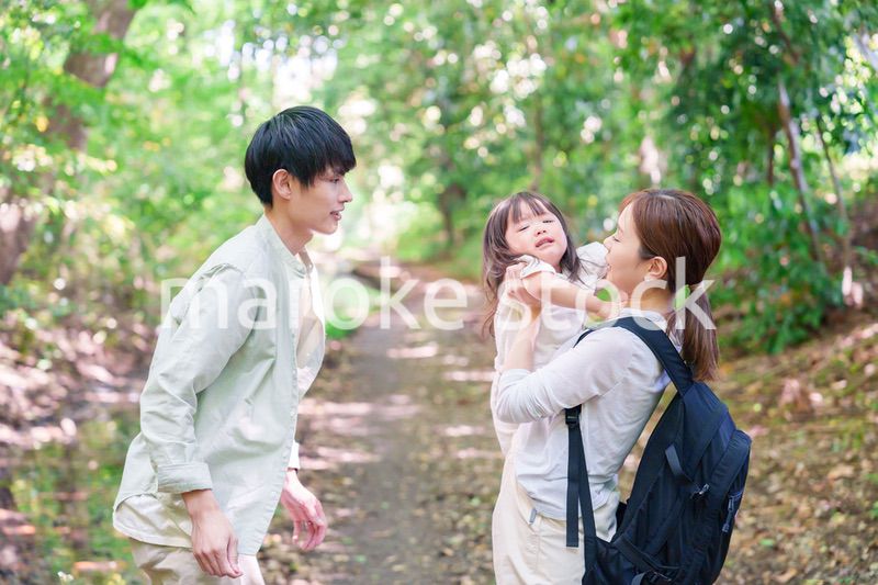 機嫌が悪くなく子どもと家族