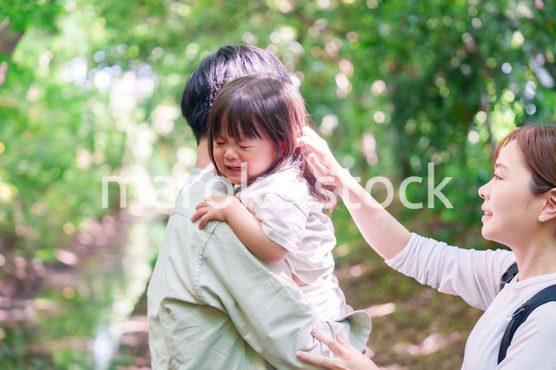 機嫌が悪くなく子どもと家族