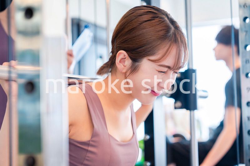 ジムで体を鍛える若い女性