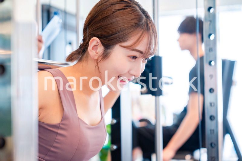 ジムで体を鍛える若い女性