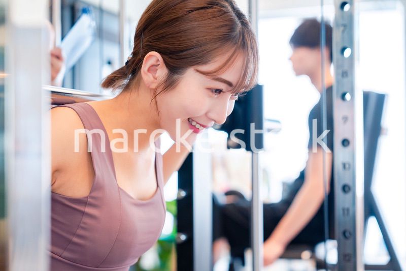 ジムで体を鍛える若い女性