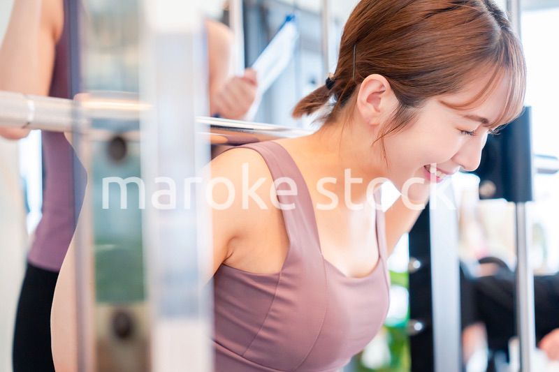 ジムで体を鍛える若い女性