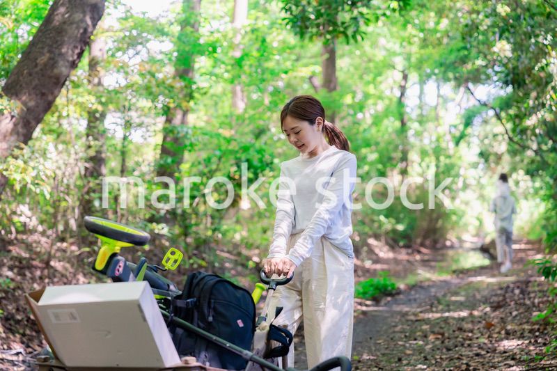 森の中でアウトドアカートを使う家族