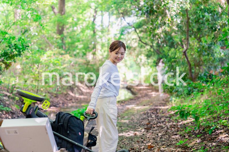 森の中でアウトドアカートを使う家族