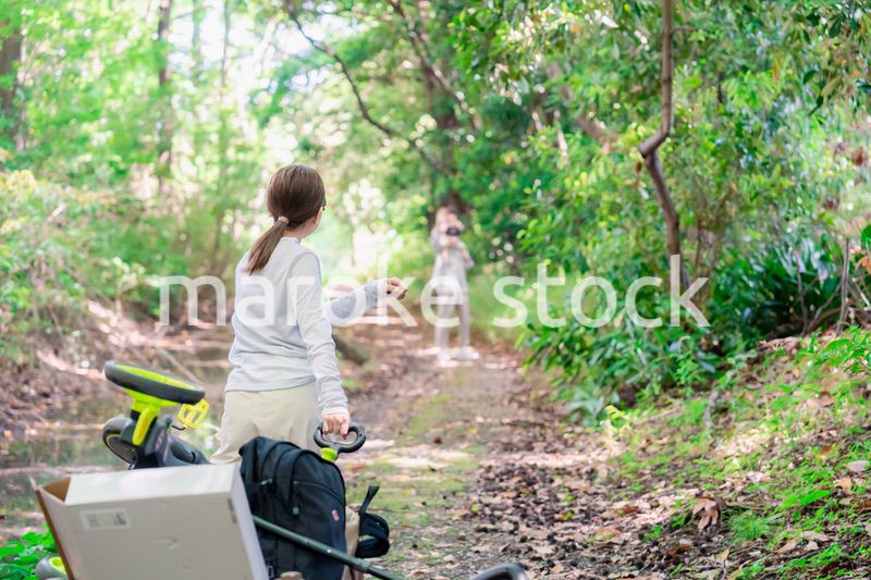 森の中でアウトドアカートを使う家族