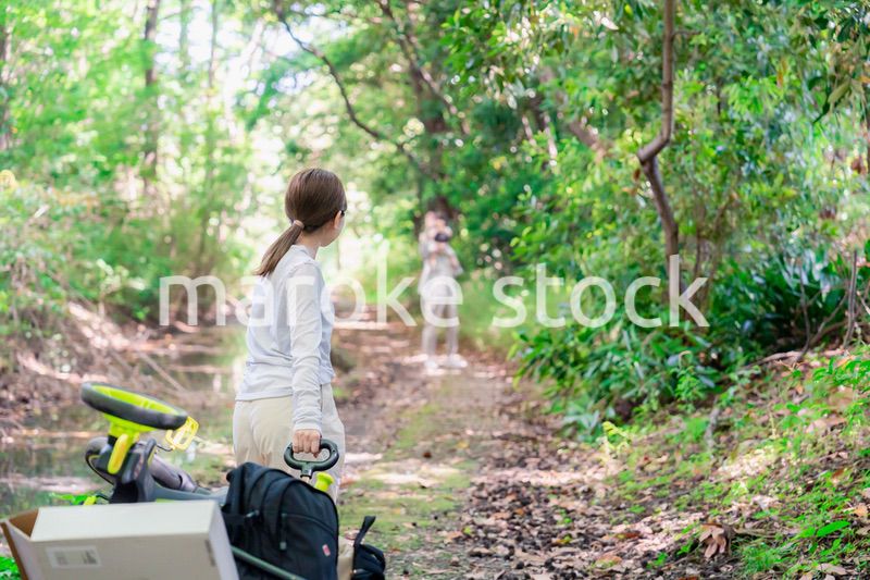 森の中でアウトドアカートを使う家族