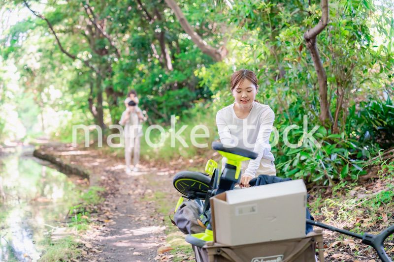 森の中でアウトドアカートを使う家族