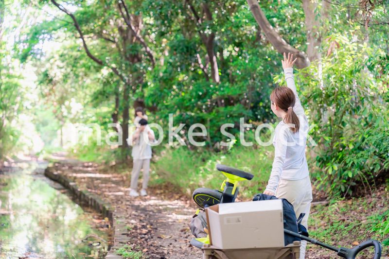 森の中でアウトドアカートを使う家族