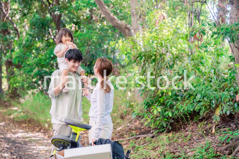 森の中でアウトドアカートを使う家族