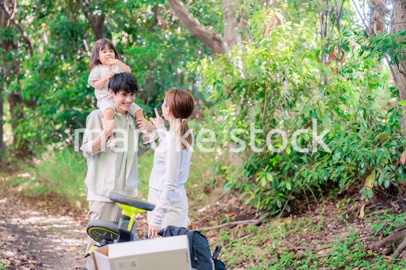森の中でアウトドアカートを使う家族