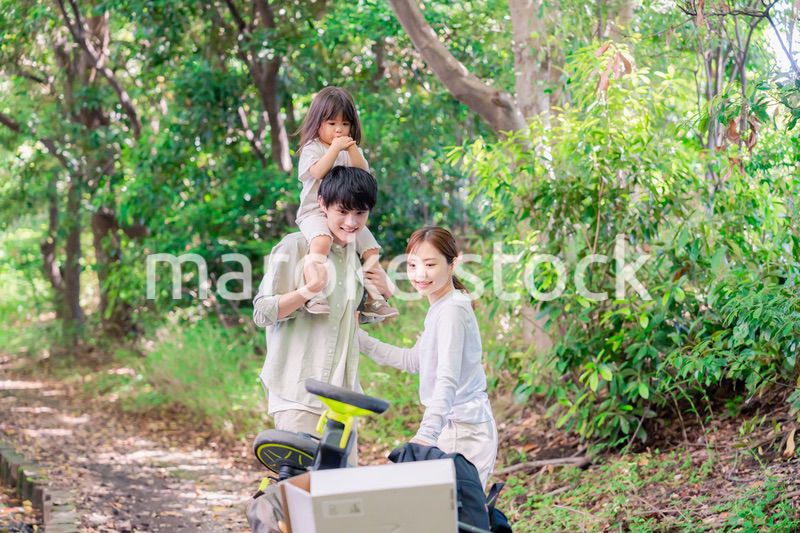 森の中でアウトドアカートを使う家族