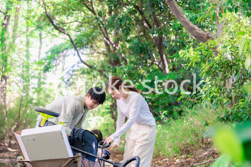 森の中でアウトドアカートを使う家族