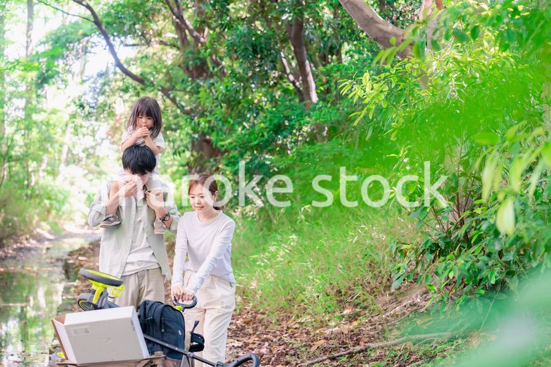 森の中でアウトドアカートを使う家族