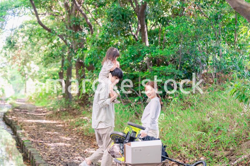 森の中でアウトドアカートを使う家族