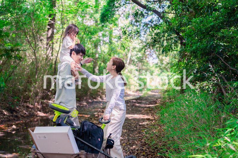 森の中でアウトドアカートを使う家族