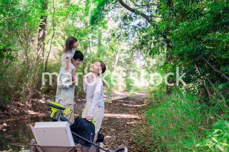森の中でアウトドアカートを使う家族