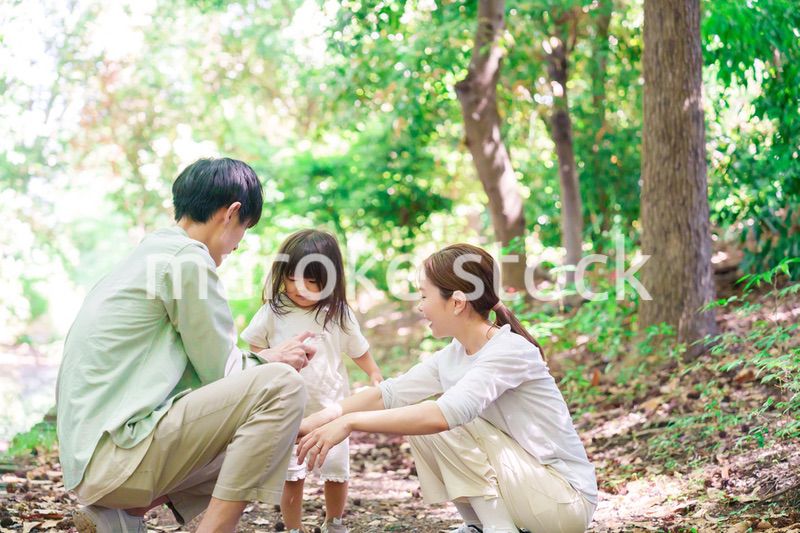 自然の中で虫除けスプレーを使うファミリー