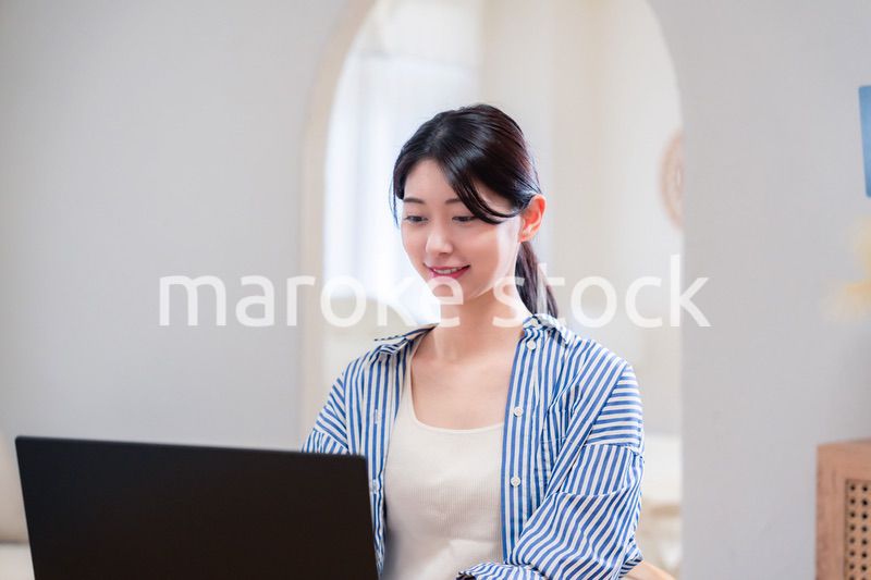 生き生きと在宅勤務をする若い女性