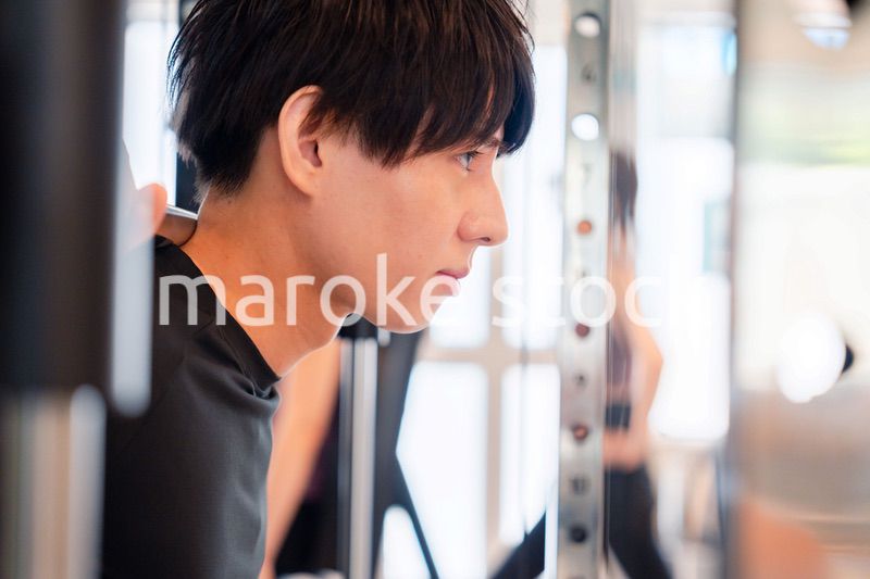 ジムで筋トレをする若い男性