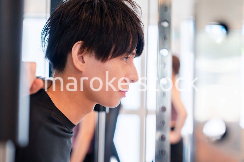ジムで筋トレをする若い男性