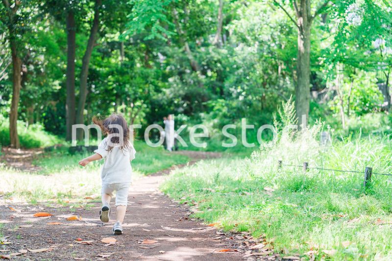 森の中をかける小さな女の子