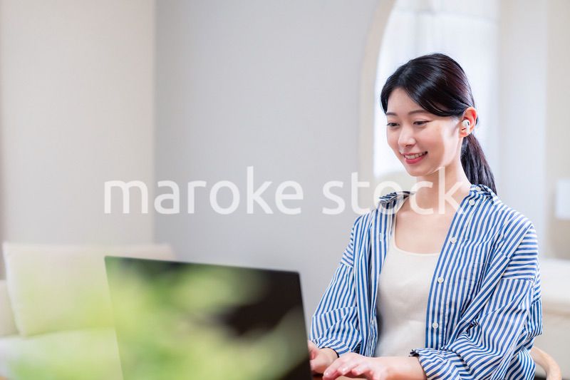 在宅でリモート会議に参加する若い女性社員