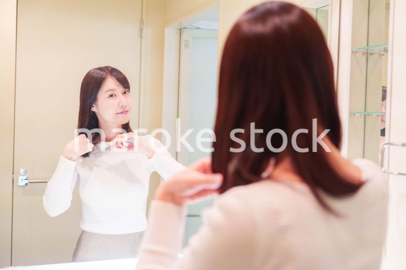 お出かけ前に身だしなみを整えるミドルシニアの女性