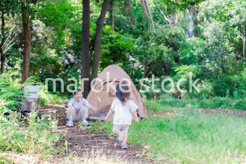 森の中でかけっこをする子どもとお母さん