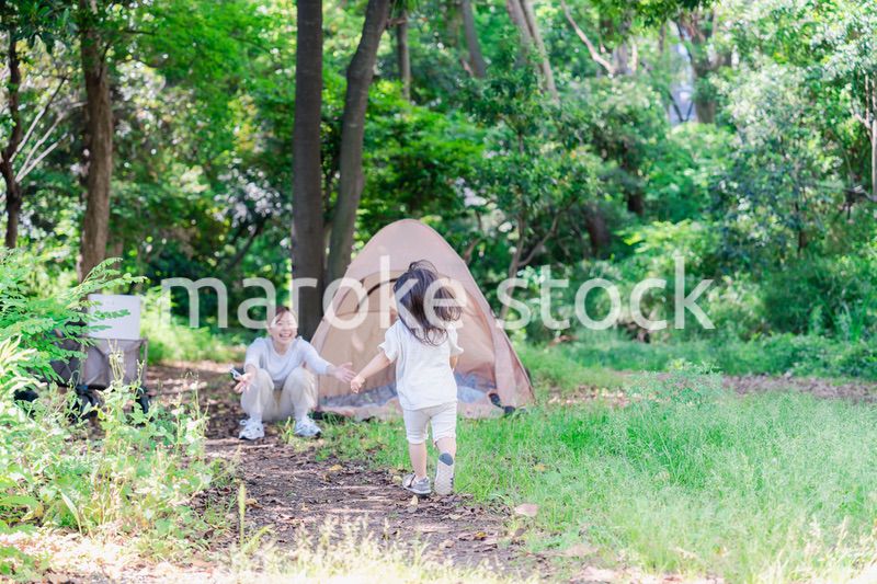 森の中でかけっこをする子どもとお母さん
