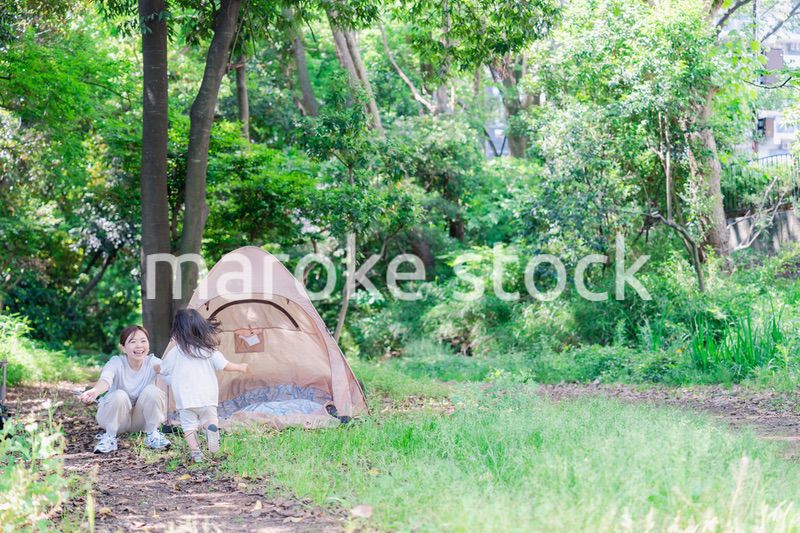 森の中でかけっこをする子どもとお母さん