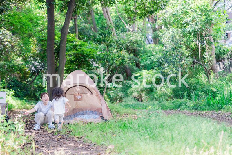 森の中でかけっこをする子どもとお母さん