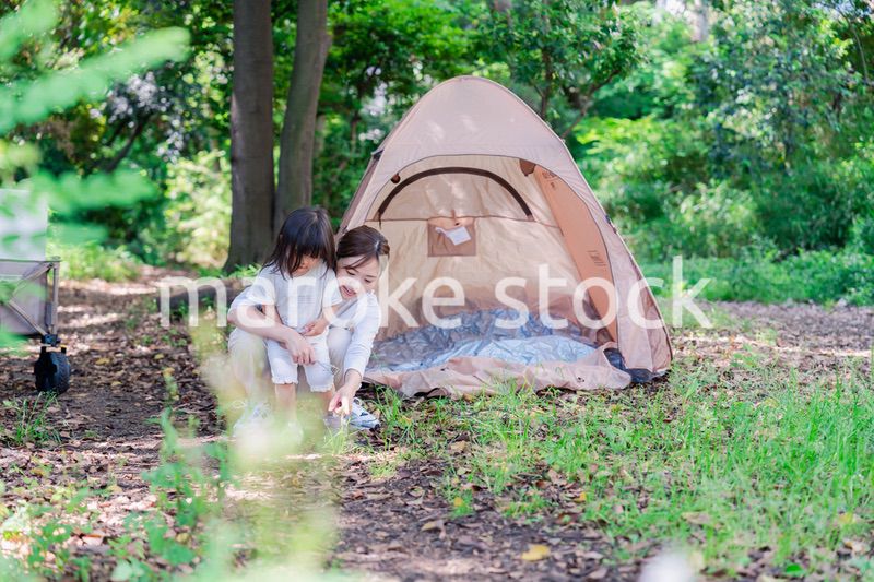 森の中でかけっこをする子どもとお母さん
