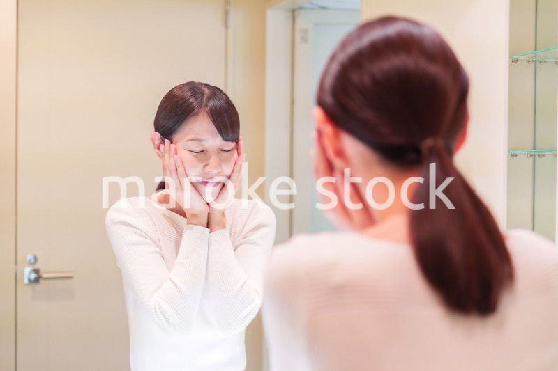 お出かけ前に身だしなみを整えるミドルシニアの女性