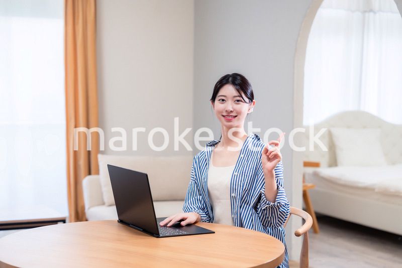 自宅で笑顔でリモート会議に参加する若い女性