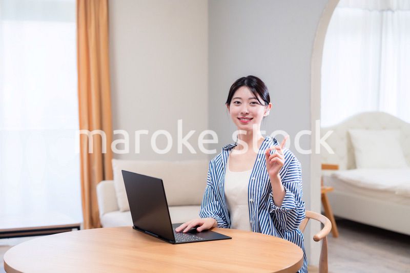 自宅で笑顔でリモート会議に参加する若い女性