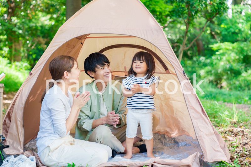 森の中でキャンプをするファミリー