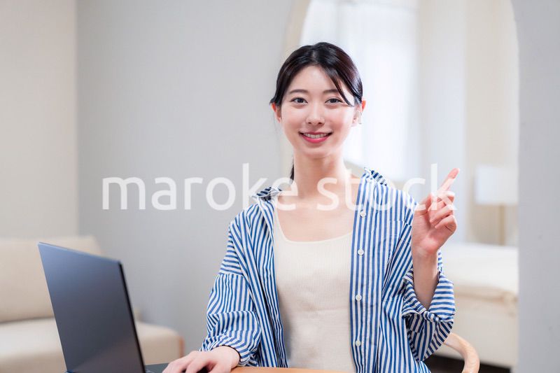 自宅で笑顔でリモート会議に参加する若い女性