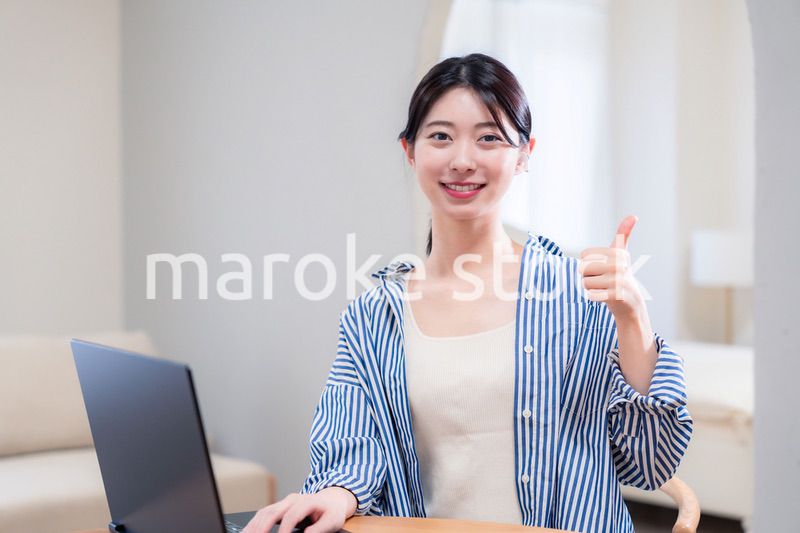 自宅で笑顔でリモート会議に参加する若い女性