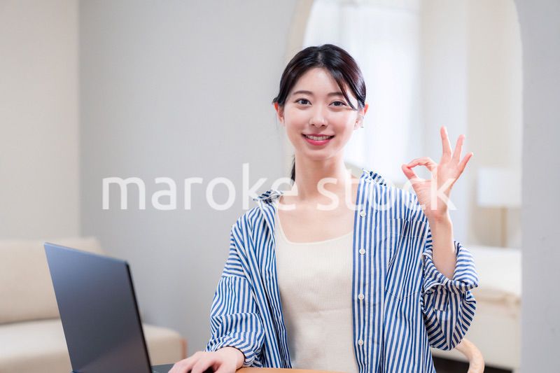 自宅で笑顔でリモート会議に参加する若い女性