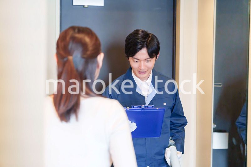 マンションを戸別訪問して点検をする業者の男性