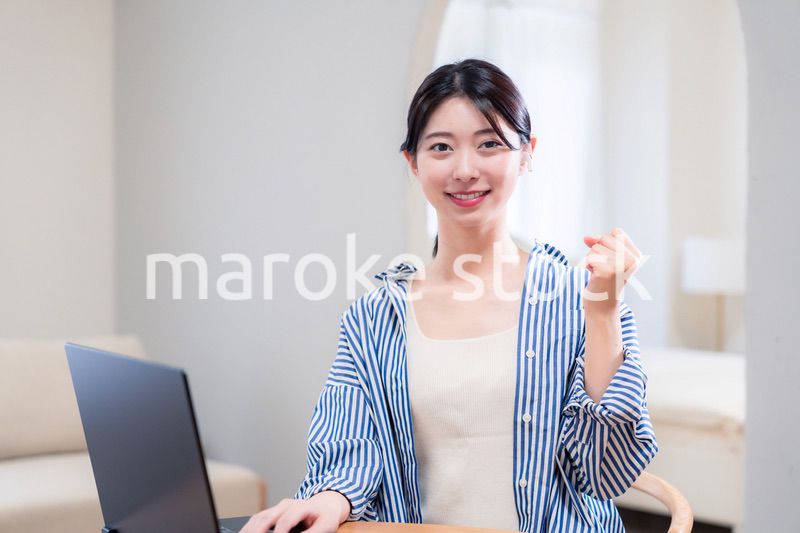 自宅で笑顔でリモート会議に参加する若い女性