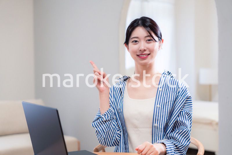 自宅で笑顔でリモート会議に参加する若い女性