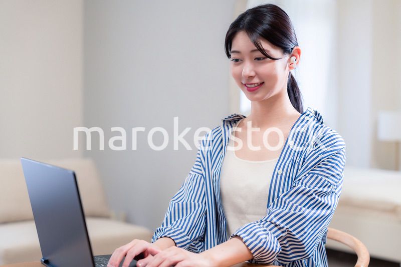 自宅で笑顔でリモート会議に参加する若い女性