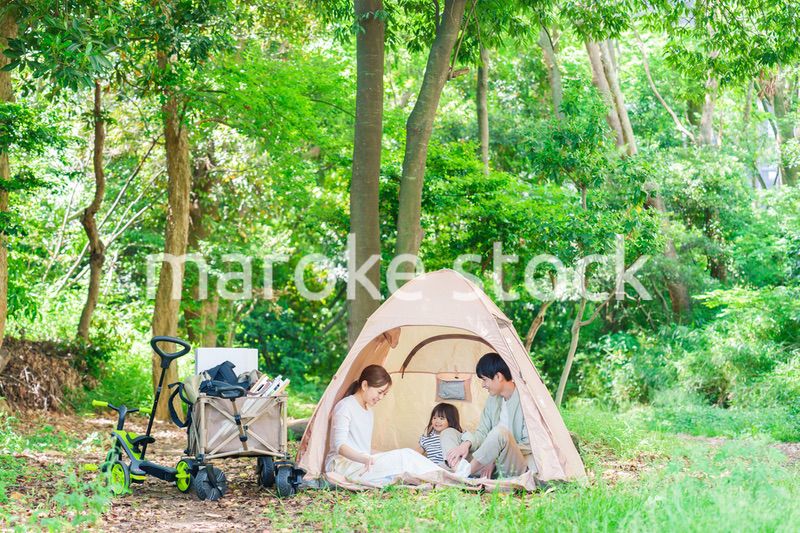 森の中でキャンプをするファミリー