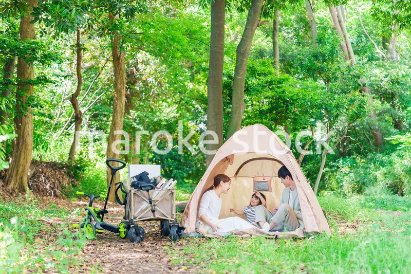 森の中でキャンプをするファミリー