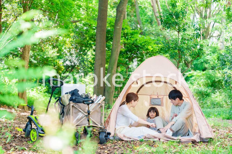森の中でキャンプをするファミリー