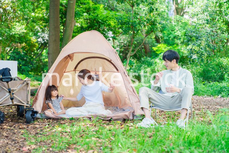 森の中でキャンプをするファミリー